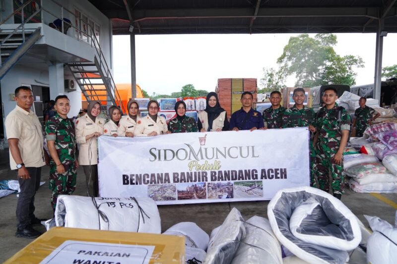 Perwakilan PT Industri Jamu dan Farmasi Sido Muncul Tbk menyerahkan bantuan kemanusiaan kepada Posko Tanggap Darurat Bencana Alam Aceh di Lanud Sultan Iskandar Muda, Senin (15/12/2025).