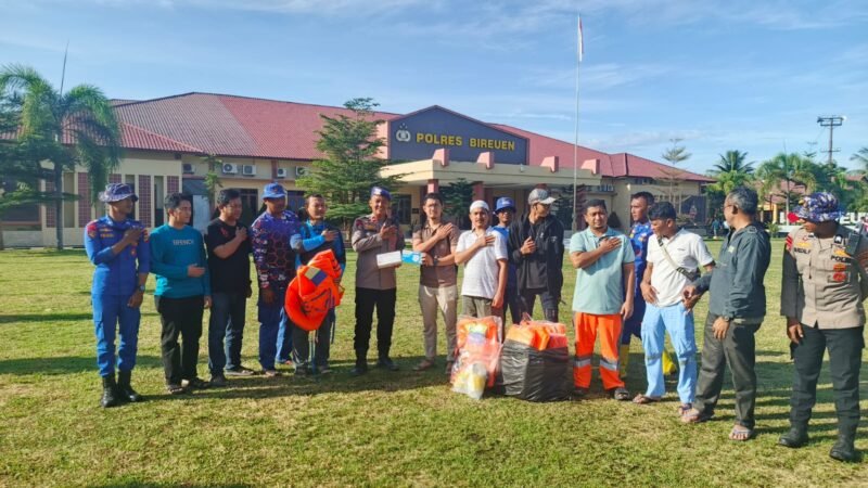 Serikat Pekerja Semen Andalas menyerahkan bantuan life jacket ke pihak Pol Airud yang sedang bertugas di Polres Bireuen.(16/12/2025)