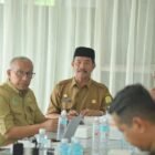 Wakil Bupati Aceh Besar, Drs. H. Syukri A. Jalil foto bersama dengan Kepala Perwakilan Ombudsman RI Provinsi Aceh, Dian Rubianty pada rakor Penyelesaian Laporan IAPS terkait dugaan maladministrasi pelaksanaan SPM Desa, di Kecamatan Ingin Jaya, Aceh Besar, Selasa (16/12/2025). FOTO/MC ACEH BESAR