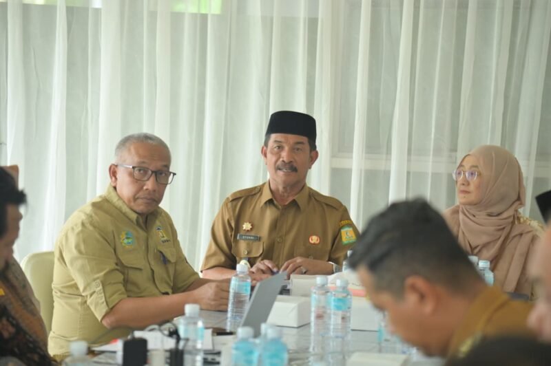Wakil Bupati Aceh Besar, Drs. H. Syukri A. Jalil foto bersama dengan Kepala Perwakilan Ombudsman RI Provinsi Aceh, Dian Rubianty pada rakor Penyelesaian Laporan IAPS terkait dugaan maladministrasi pelaksanaan SPM Desa, di Kecamatan Ingin Jaya, Aceh Besar, Selasa (16/12/2025). FOTO/MC ACEH BESAR