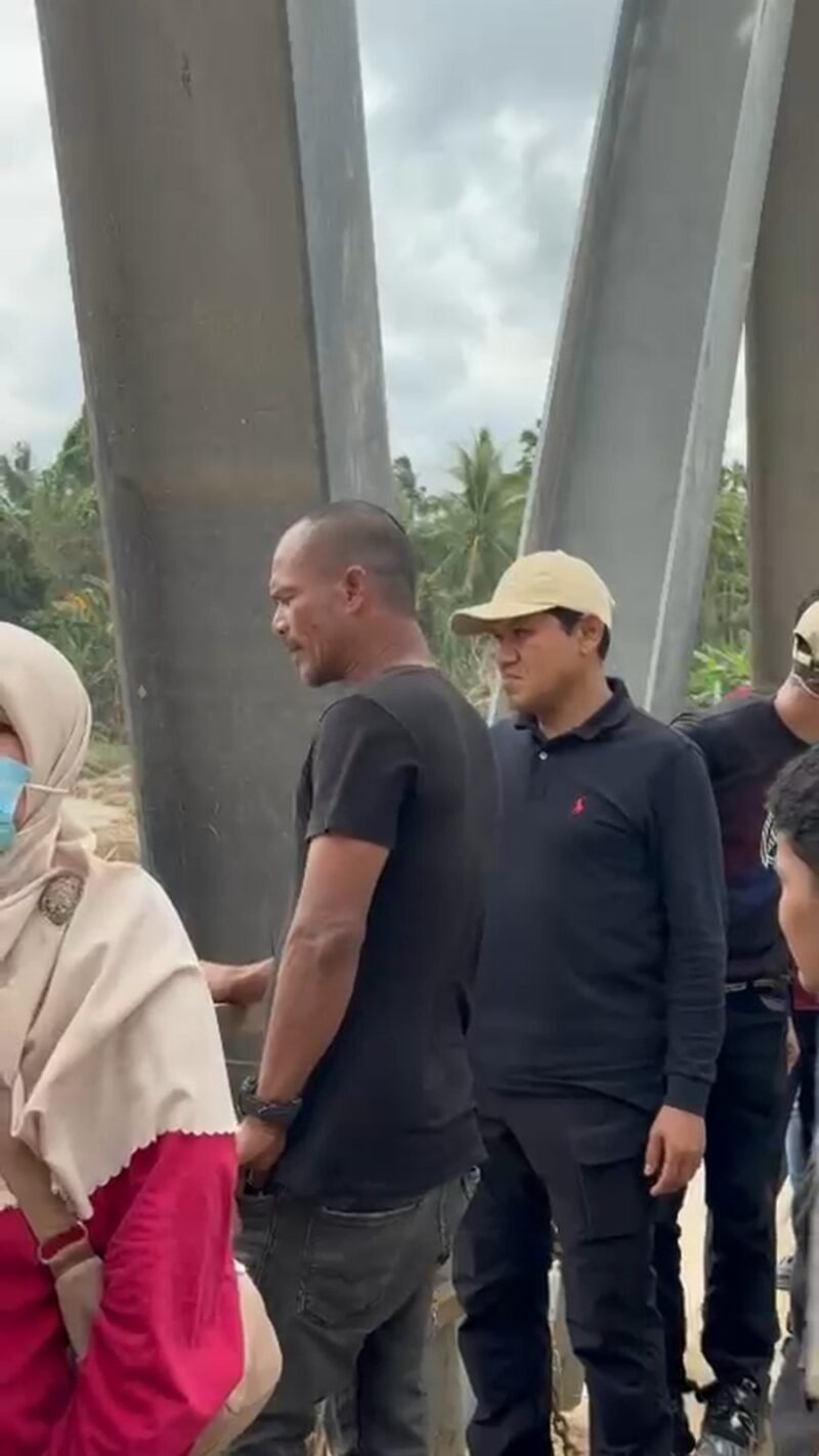 Wakil Gubernur Aceh, Fadhlullah, SE meninjau langsung progres pembangunan jembatan Baileyyang menghubungkan Desa Awe Geutah Paya dengan Desa Teupin Reudeup Kab. Bireuen, Selasa, 16 Desember 2025 (Foto:Dok.Biro Adpim Setda Aceh)