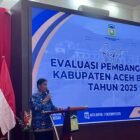 Wakil Bupati Aceh Besar Drs Syukri membuka Rapat Evaluasi Pembangunan Kabupaten Aceh Besar tahun 2025 di Aula Meuligo Bupati Aceh Besar, Rabu (17/12/2025).FOTO/ PROKOPIM PEMKAB ACEH BESAR