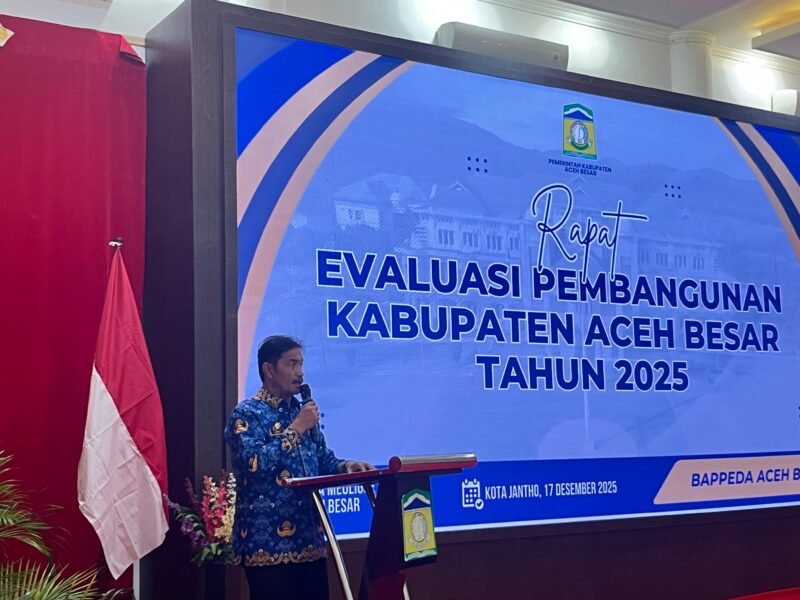 Wakil Bupati Aceh Besar Drs Syukri membuka Rapat Evaluasi Pembangunan Kabupaten Aceh Besar tahun 2025 di Aula Meuligo Bupati Aceh Besar, Rabu (17/12/2025).FOTO/ PROKOPIM PEMKAB ACEH BESAR