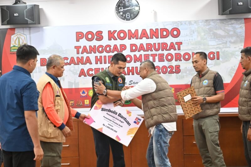 Sekretaris Daerah Aceh, M. Nasir, S.IP, MPA menerima Bantuan dari Pemerintah Kota Bogor  yang di serahkan oleh Wakil Wali Kota Bogor, di Ruang Potensi Daerah Setda Aceh,   Banda Aceh, 18/12/2025 (Foto:Dok.Biro Adpim Setda Aceh)