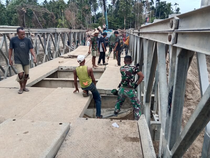 Personel Yonzipur 16/Dhika Anoraga saat melakukan penyetelan akhir baut lantai pada Jembatan Bailey Teupin Reudeup, Bireuen, Kamis (18/12/2025).