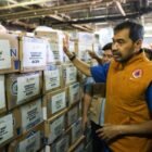 Gubernur Aceh, Muzakir Manaf memantau langsung kedatangan bantuan dari Badan Pangan Nasional (Bapanas) yang tiba melalui KRI Surabaya di Pelabuhan Krueng Geukueh, Kamis, 18 Desember 2025 (Foto:Dok.Biro Adpim Setda Aceh)