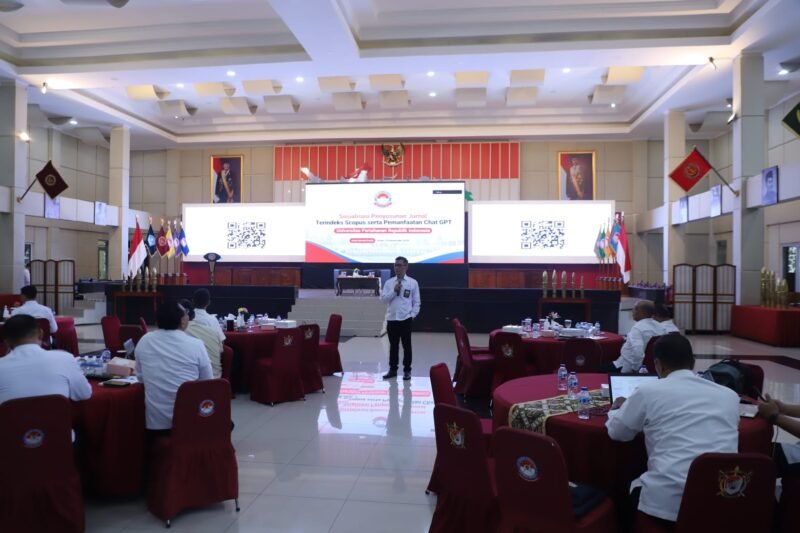 Suasana kegiatan sosialisasi di Aula Merah Putih Unhan RI yang membahas strategi publikasi internasional dan etika penggunaan ChatGPT bagi dosen dan peneliti di lingkungan universitas.(10/12/2025)