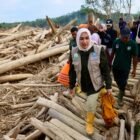 Ketua TP PKK Aceh Marlina Muzakir, bersama Staf Ahli TP PKK Aceh Mukarramah Fadhlullah, menyalurkan bantuan tanggap darurat kepada masyarakat terdampak banjir, di posko Kampung Pulau Tiga Kecamatan Tamiang Hulu, Kamis (18/12/2025).