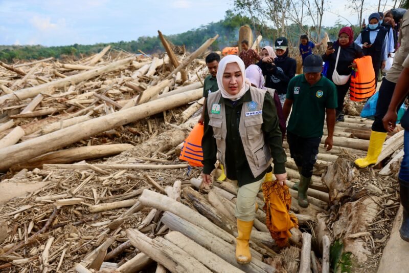 Ketua TP PKK Aceh Marlina Muzakir, bersama Staf Ahli TP PKK Aceh Mukarramah Fadhlullah, menyalurkan bantuan tanggap darurat kepada masyarakat terdampak banjir, di posko Kampung Pulau Tiga Kecamatan Tamiang Hulu, Kamis (18/12/2025).