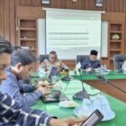 Bupati Aceh Besar H. Muharram Idris bersama Forkopimda Aceh Besar memimpin rakor kelangkaan gas elpiji di Aula Kantor Bupati Aceh Besar, Kota Jantho, Kamis (18/12/2025). FOTO/MC ACEH BESAR