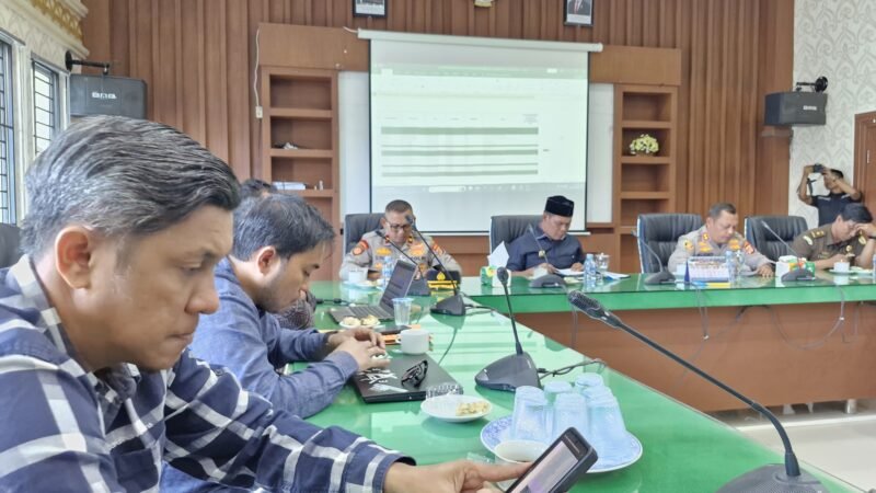 Bupati Aceh Besar H. Muharram Idris bersama Forkopimda Aceh Besar memimpin rakor kelangkaan gas elpiji di Aula Kantor Bupati Aceh Besar, Kota Jantho, Kamis (18/12/2025). FOTO/MC ACEH BESAR