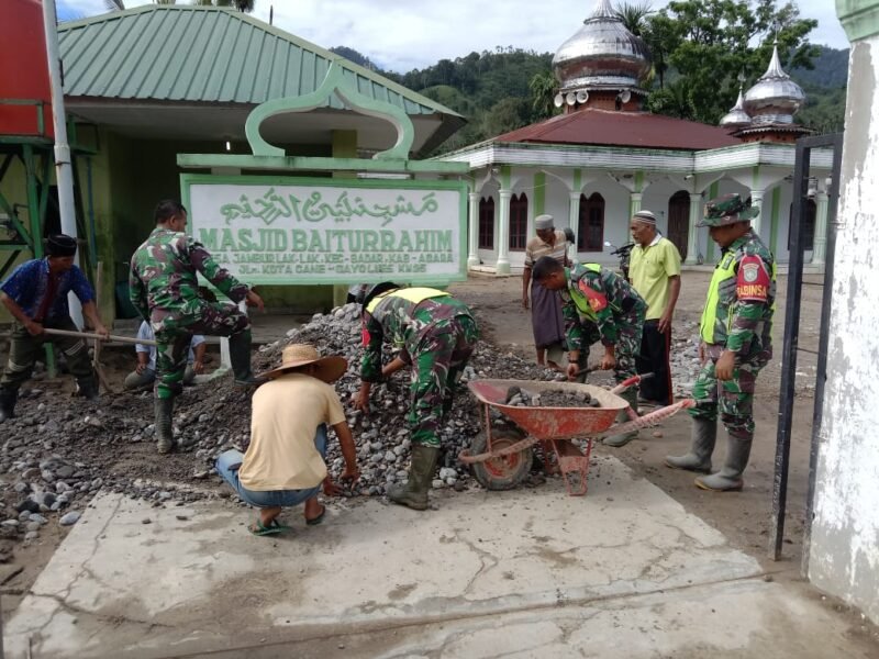 Personel TNI dari Kodim 0108/Agara saat sedang membersihkan sisa-sisa lumpur dan kotoran yang merendam Masjid di Desa Lak Lak, Kecamatan Ketambe, (19/12/2025). 
