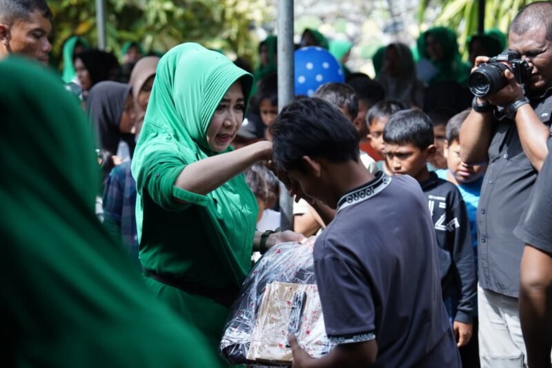 Ketua Persit KCK Daerah Iskandar Muda, Ny. Tri Joko Hadi Susilo, bercengkerama dan mengajak anak-anak korban bencana bermain bersama di Markas Yonif 113/Jaya Sakti, Bireuen, Selasa (16/12/2025).