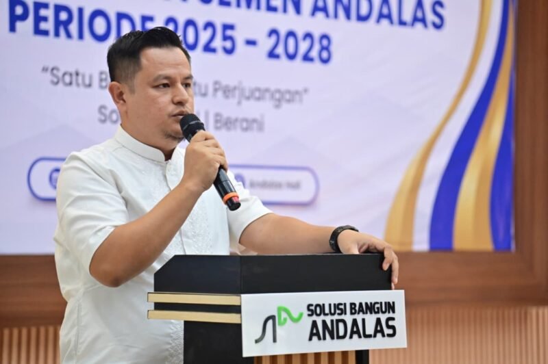 Plt Asisten III Sekdakab Aceh Besar, Muharrir Al Agshar, SE, M.Ec Dev, menyampaikan sambutannya saat menghadiri pelantikan pengurus SPSA periode 2025–2028, di Semen Andalas Hall, PT SBA Lhoknga, Aceh Besar, Jumat (19/12/2025). FOTO/ MC ACEH BESAR
