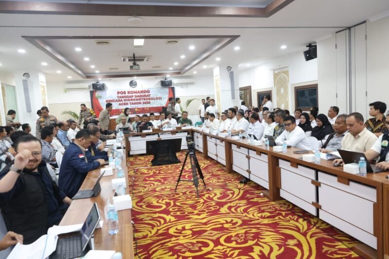 Sekda Aceh, M. Nasir, S.IP, MPA di dampingi forkopimda Aceh, serta Jajaran SKPA terkait bersama Kementrian Koordinator Infrastruktur & Pembangunan Kewilayahan melakukan rapat koordinasi  turut hadir dalam rapat tersebut Agus Harimurti Yudhoyono (AHY) selaku Menko secara daring, di Posko Tanggap Darurat Aceh, Kantor Gubernur Aceh, Jum'at, (19/12/2025). Foto: Dok. Biro Adpim Setda Aceh