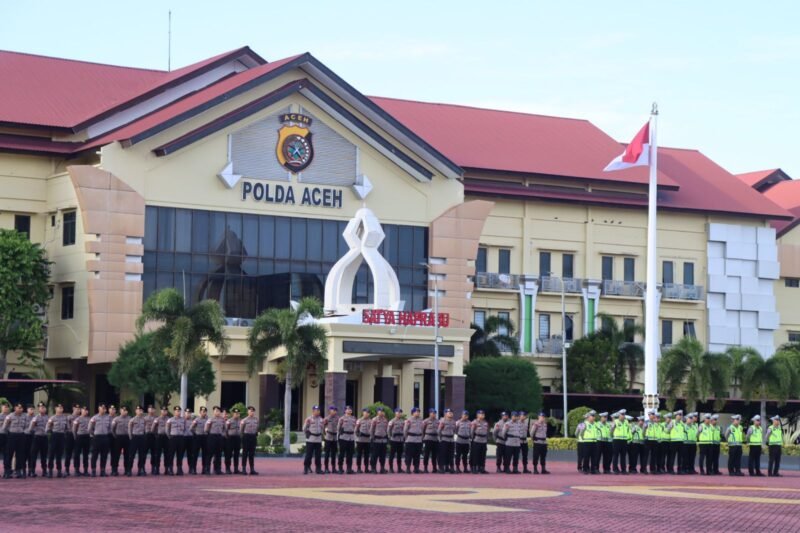 Kapolda Aceh Irjen Pol. Drs. Marzuki Ali Basyah saat memimpin Apel Gelar Pasukan Operasi Lilin Seulawah 2025 di Mapolda Aceh, Jumat (19/12/2025).