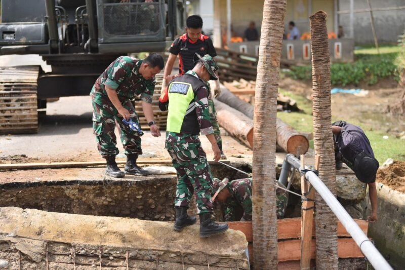 TNI pasang jembatan Bailey di Desa Matang Bangka, Bireuen, bantu pulihkan akses transportasi warga pascabencana banjir dan longsor. Kerja sama TNI, pemerintah, dan masyarakat untuk percepat pemulihan, 20/12/2015 (Foto:Ist)