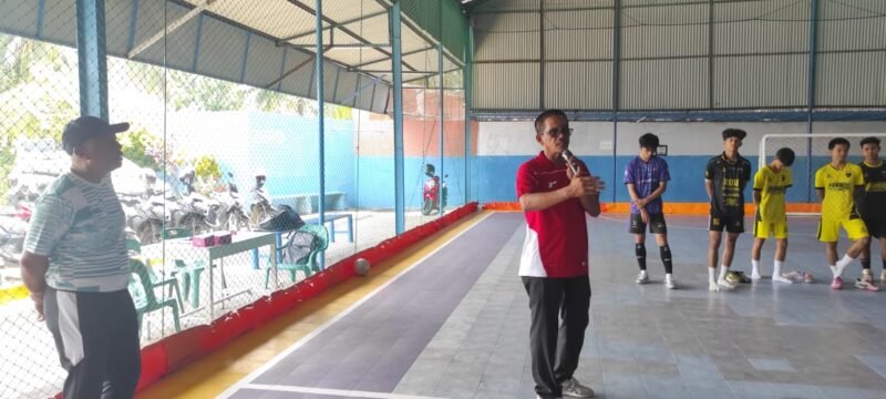 Sekretaris Disdikbud Aceh Besar, Fahrurrazi SE menyampaikan sambutan dan sekaligus menutup kursus Pelatih Futsal Nasional untuk guru olahraga, di Lapangan Futsal Zero Gampong Lamcot, Kecamatan Darul Imarah, Aceh Besar, Jumat (19/12/2025).FOTO/ MC ACEH BESAR