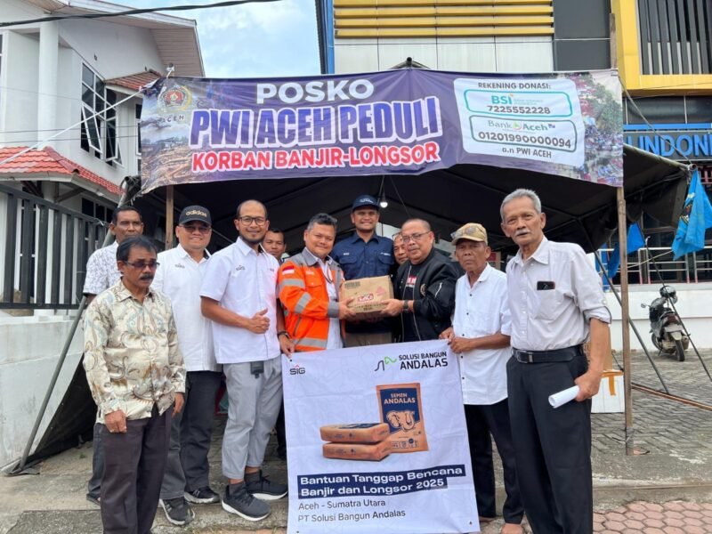  Faraby Azwany, Head of Media PT Solusi Bangun Andalas bersama tim menyerahkan bantuan tanggap darurat bagi wartawan terdampak banjir melalui Persatuan Wartawan Indonesia (PWI) Provinsi Aceh, (21/12/2026). 