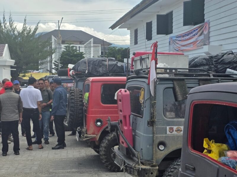 Gubernur Aceh, Muzakir Manaf melepas 10 Unit mbil offroad yang membawa sembako ke daerah terisolir di Kec. Pining, Kab. Gayo Lues, Minggu, (21/12/2025). 