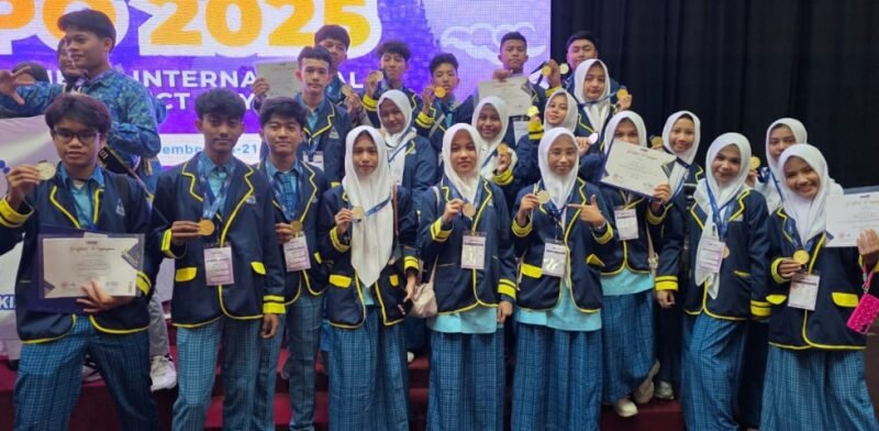 Para siswa SMAN 7 Banda Aceh berfoto bersama usai berhasil memborong empat medali (2 emas dan 2 perak) pada ajang National Applied Science Project Olympiad (NASPO) 2025 di Universitas Gadjah Mada (UGM), Yogyakarta, Minggu (21/12/2025).