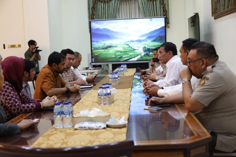 Gubernur Aceh, Muzakir Manaf saat melakukan pertemuan dengan Menteri Pertanian RI Amran Sulaiman, Jakarta, Senin, (22/12/2025). 