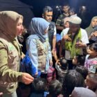 Ketua TP PKK Aceh, Marlina Muzakir (Kak Na), saat mengunjungi korban banjir bandang di Kecamatan Sawang, Aceh Utara, pada Senin malam (22/12/2025).