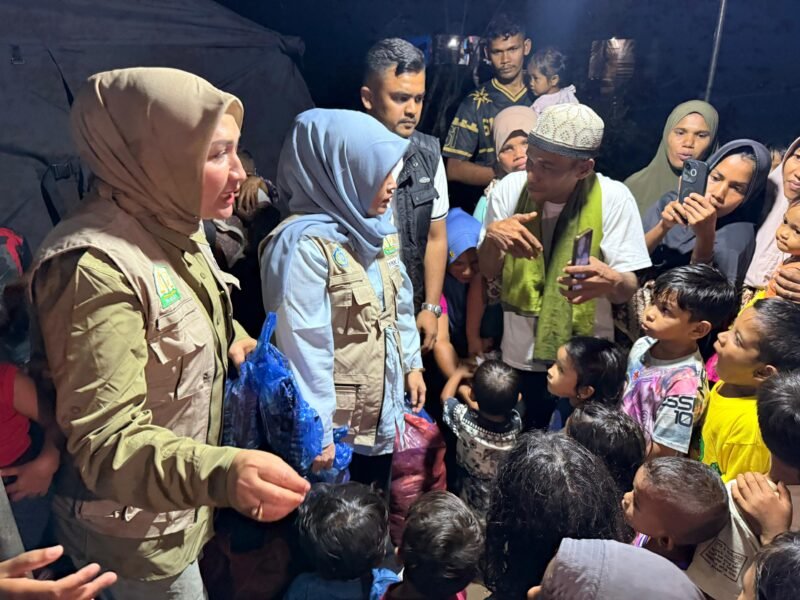 Ketua TP PKK Aceh, Marlina Muzakir (Kak Na), saat mengunjungi korban banjir bandang di Kecamatan Sawang, Aceh Utara, pada Senin malam (22/12/2025).