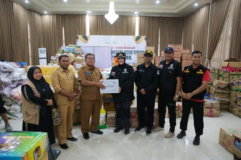 Wali Kota Banda Aceh Illiza Sa’aduddin Djamal salurkan bantuan kemanusiaan ke Aceh Timur, bantu warga terdampak banjir,  Selasa 23/12/2025 (Foto:Dok.Pemko Banda Aceh)