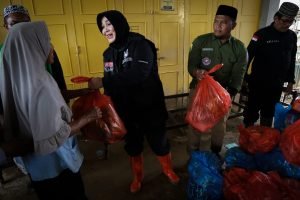 Illiza Sa'aduddin Djamal Lakukan Bakti Sosial di Aceh Tamiang, Bantu Warga Terdampak Banjir, Selasa 23/12/2025 (Foto:Dok.Pemko Banda Aceh)