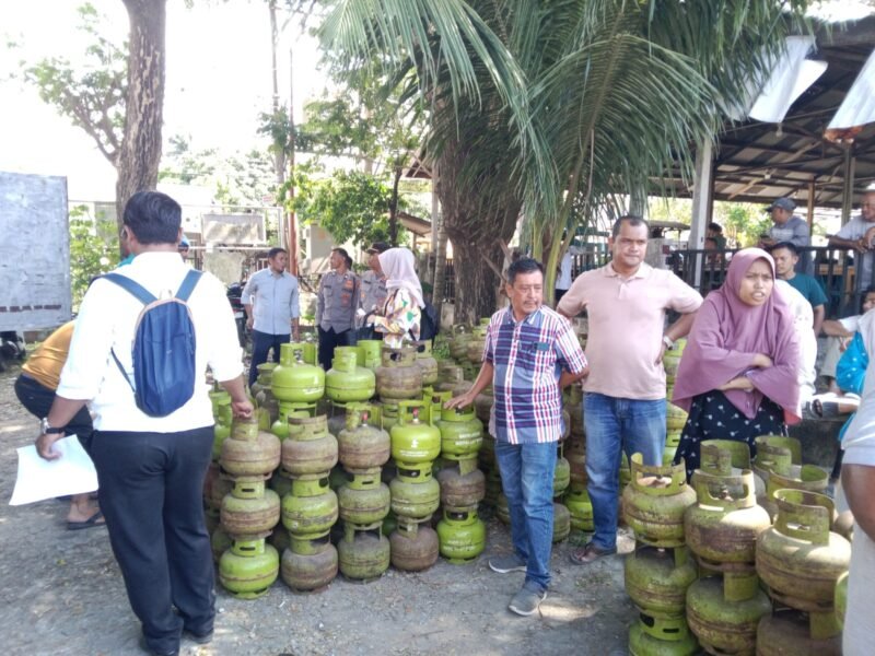 Suasana distribusi gas elpiji 3kg di Kecamatan Darul Imarah, Senin (22/12/2025). FOTO/MC ACEH BESAR