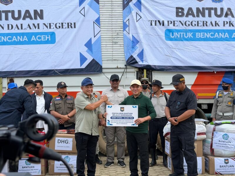 Wakil Gubernur Aceh, Fadhlullah, SE mendampingi serta menerima Bantuan pasca banjir dari Kemendagri RI yang di serahkan langsung oleh Mendagri RI, Tito Karnavian di Poskok Bencana, Kab. Aceh Tamiang, Senin, (22/12/2025). 