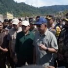 Wakil Gubernur Aceh, Fadhlullah, SE mendampingi Mendagri Tito Karnavian mengunjungi masyarakat korban bencana Hidrometeorologi di Kec. Lokop Kab. Aceh Timur, Senin, (22/13/2025).