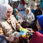 Ketua TP PKK Aceh Marlina Muzakir, bersama Staf Ahli TP PKK Aceh Mukarramah Fadhlullah serta istri Ketua DPR Aceh Rizawati Zulfadli, mengantar bantuan tanggap darurat ke posko Gampong Matang Linya, Kecamatan Baktiya, Selasa (23/12/2025) Foto:Dok.Biro Adpim Setda Aceh
