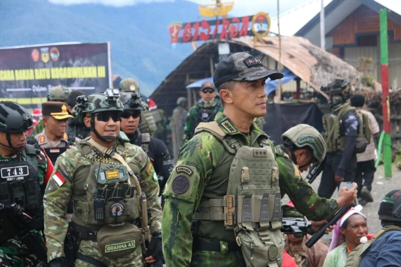Letkol Inf Fiska Bagus Tri Sunaryanto mengikuti kunjungan kerja Pangkogabwilhan III, Letnan Jenderal TNI Bambang Trisnohadi, di Kabupaten Puncak Jaya, Papua Tengah, dalam acara Bakar Batu bersama masyarakat Dokome Puncak Jaya, Rabu 24/12/2025 Foto:Dok.Ist