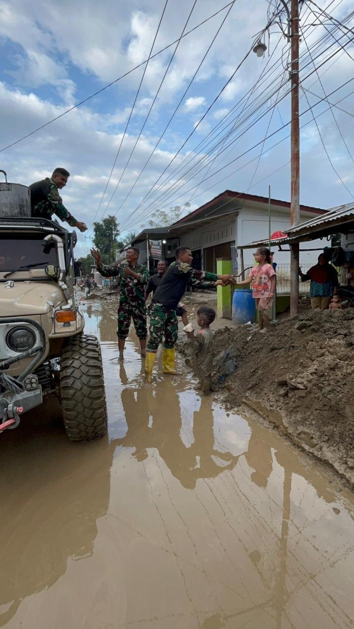Sejumlah personel Bekangdam Iskandar Muda sedang menyiapkan bahan makanan di Dapur Umum Tanggap Darurat, Gampong Manyang Cut, Meureudu, Pidie Jaya, Selasa (23/12/2025). 
