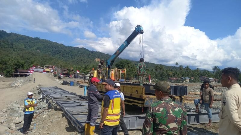 Prajurit TNI dari Kodam Iskandar Muda sedang melakukan pemasangan panel dan struktur Jembatan Bailey di Kecamatan Beutong Ateuh Benggalang, Nagan Raya, Rabu (24/12/2025).