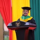 Wakil Bupati Aceh Besar Drs H Syukri A Jalil, menyampaikan sambutannya pada Wisuda Akbar Sekolah Lansia Kabupaten Aceh Besar Tahun 2025, di Gedung AAC Dayan Dawood, Darussalam, Banda Aceh, Rabu (24/12/2025). FOTO/ PROKOPIM PEMKAB ACEH BESAR