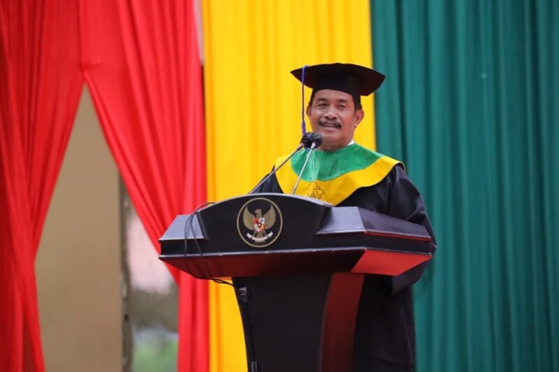 Wakil Bupati Aceh Besar Drs H Syukri A Jalil, menyampaikan sambutannya pada Wisuda Akbar Sekolah Lansia Kabupaten Aceh Besar Tahun 2025, di Gedung AAC Dayan Dawood, Darussalam, Banda Aceh, Rabu (24/12/2025). FOTO/ PROKOPIM PEMKAB ACEH BESAR