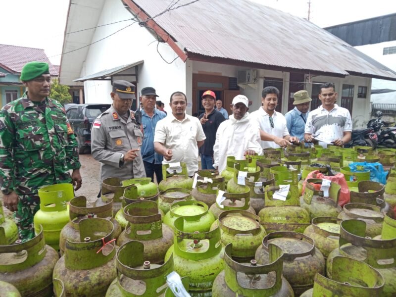 Camat Darul Imarah Muhammad Basir, SSTP, MSI ddamping AKP. Firmasyah, SH Kapolsek Darul Imarah dan Sertu Indra PK Babinsa Koramil Darul Imarah di Lokasi penyaluran Gas LPG 3 Kg, Halaman Kantor Camat Darul Imarah, Aceh Besar, Rabu, (24/12/2025).FOTO/MC ACEH BESAR.