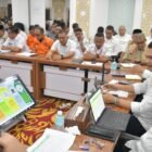 Sekda Aceh, M. Nasir, S.IP, MPA Memimpin Rapat Evaluasi Anev Penangulangan Bencana Hidrometeorologi Aceh  Hari ke-27 di Posko Tanggap Darurat Pemerintah Aceh, Ruang Rapat Potensi Daerah, Kantor Gubernur Aceh, Rabu, (24/12/2025). 