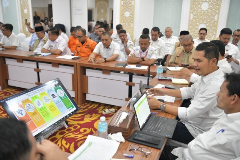 Sekda Aceh, M. Nasir, S.IP, MPA Memimpin Rapat Evaluasi Anev Penangulangan Bencana Hidrometeorologi Aceh  Hari ke-27 di Posko Tanggap Darurat Pemerintah Aceh, Ruang Rapat Potensi Daerah, Kantor Gubernur Aceh, Rabu, (24/12/2025). 