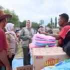 Ketua TP PKK Aceh Marlina Muzakir, bersama Staf Ahli TP PKK Aceh Mukarramah Fadhlullah serta istri Ketua DPR Aceh Rizawati Zulfadli serta pegiat media sosial Cut Bul, menyalurkan bantuan tanggap darurat ke sejumlah posko di Gampong Buket Linteung Kecamatan Langkahan, Rabu (24/12/2025).