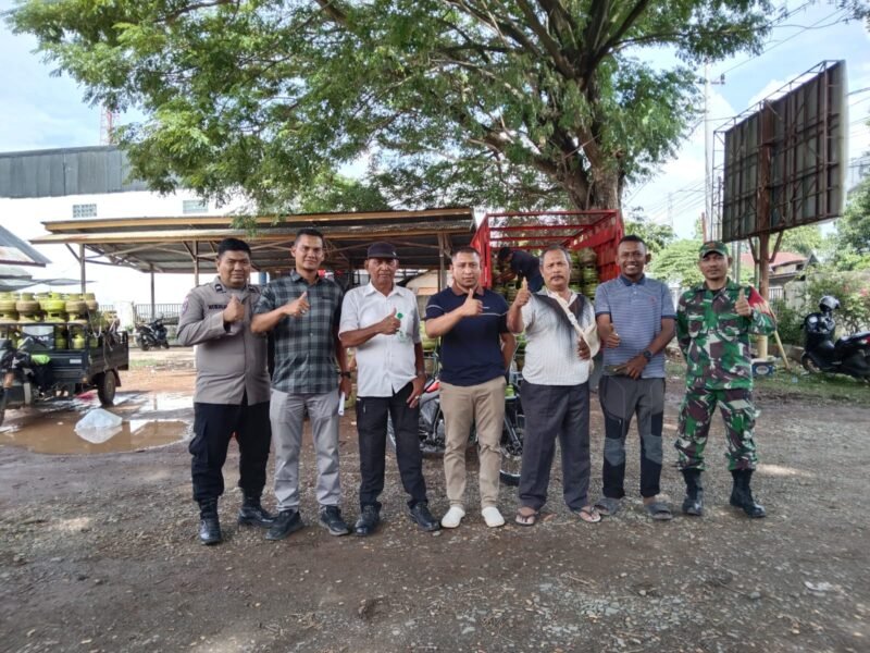 Hasrul Fuadi, SE Sekcam Darul Imarah bersama Yusri, VE, ST Keuchik Leu Ue dan Ayah Badri Tim Pengawas LPG Aceh Besar, Babinsa Koramil Darul Imarah, Babimkamtibmas Polsek Darul Imarah, serta Setiawan Abdillah Sekdes gampong Leu Ue, Darul Imarah Aceh Besat. Di lokasi Penyaluran Darul Imarah, Kamis (25/12/2025)FOTO/ MC ACEH BESAR.