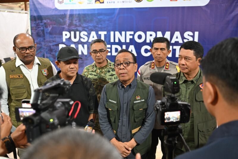 Wakil Gubernur Aceh, Fadlullah SE, bersama Forkompinda Aceh serta Sekda Aceh, M. Nasir S.IP, MPA beserta Jajaran SKPA melakukan pertemuan terkait Pembangunan pasca Bencana Aceh dengan Menko Pembangunan Manusia dan Kebudayaan Republik Indonesia, Pratikno Di Ruang Rapat Potensi Daerah Setda Aceh, Banda Aceh, 25/12/2025