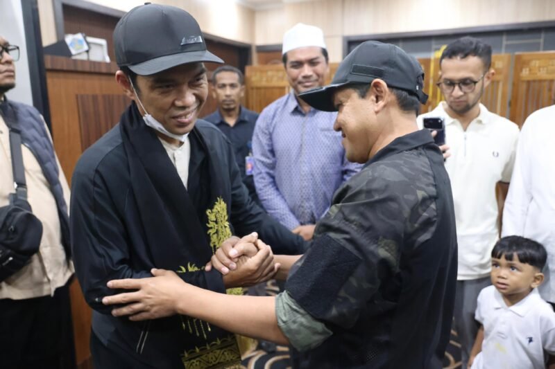 Wakil Gubernur Aceh, Fadhlullah, SE menjemput kedatangan Ustad Abdul Somad (UAS) di Bandara SIM, Kamis, 25 Desember 2025 (Foto:Dok.Biro Adpim Setda Aceh) 