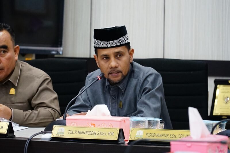 Ketua Komisi I DPR Aceh, Teungku Muharuddin, saat memberikan keterangan terkait insiden pengadangan konvoi bantuan kemanusiaan di Aceh Utara, Jumat (26/12/2025). 