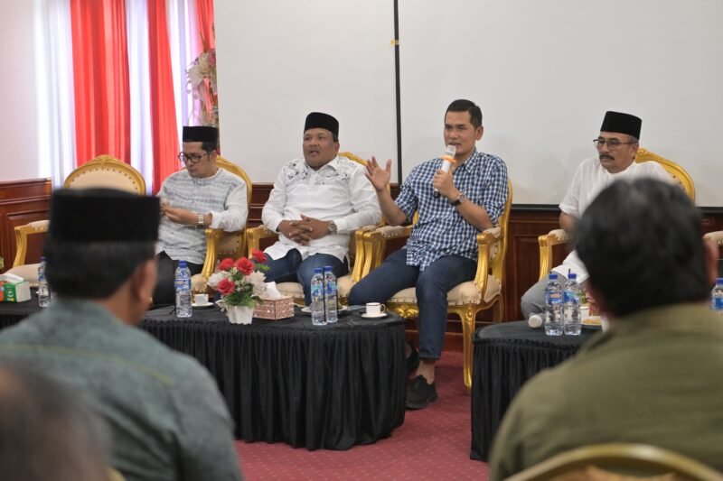 Sekda Aceh, M. Nasir, S.IP, MPA didampingi Asisten I Setda Aceh, Syakir melakukan pertemuan dengan Bupati Bireuen dan SKPD Kab. Bireun terkait penanggulangan Banjir dan Tanah Longsor di kabupaten Bireuen, di aula pendopo Bupati Bireun,( 26/12/2025).