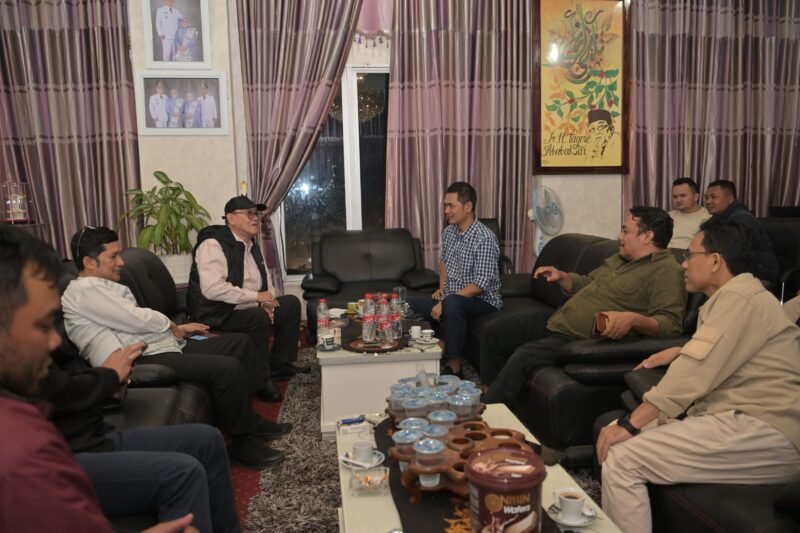 Sekretaris Daerah Aceh, M. Nasir didampingi Asisten I Setda Aceh, Syakir melakukan pertemuan dengan Bupati Bener Meriah, Tagore Abu Bakar terkait Pembangunan huntara dan Huntap  di Ruang Kerja Bupati Bener Meriah,( 26/12/2025).