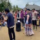 Tim Psikologi SSDM Polri bersama Kak Seto memberikan pendampingan trauma healing kepada anak-anak korban banjir di pengungsian Gampong Manyak Cut, Meureudu, Pidie Jaya, Sabtu (27/12/2025).